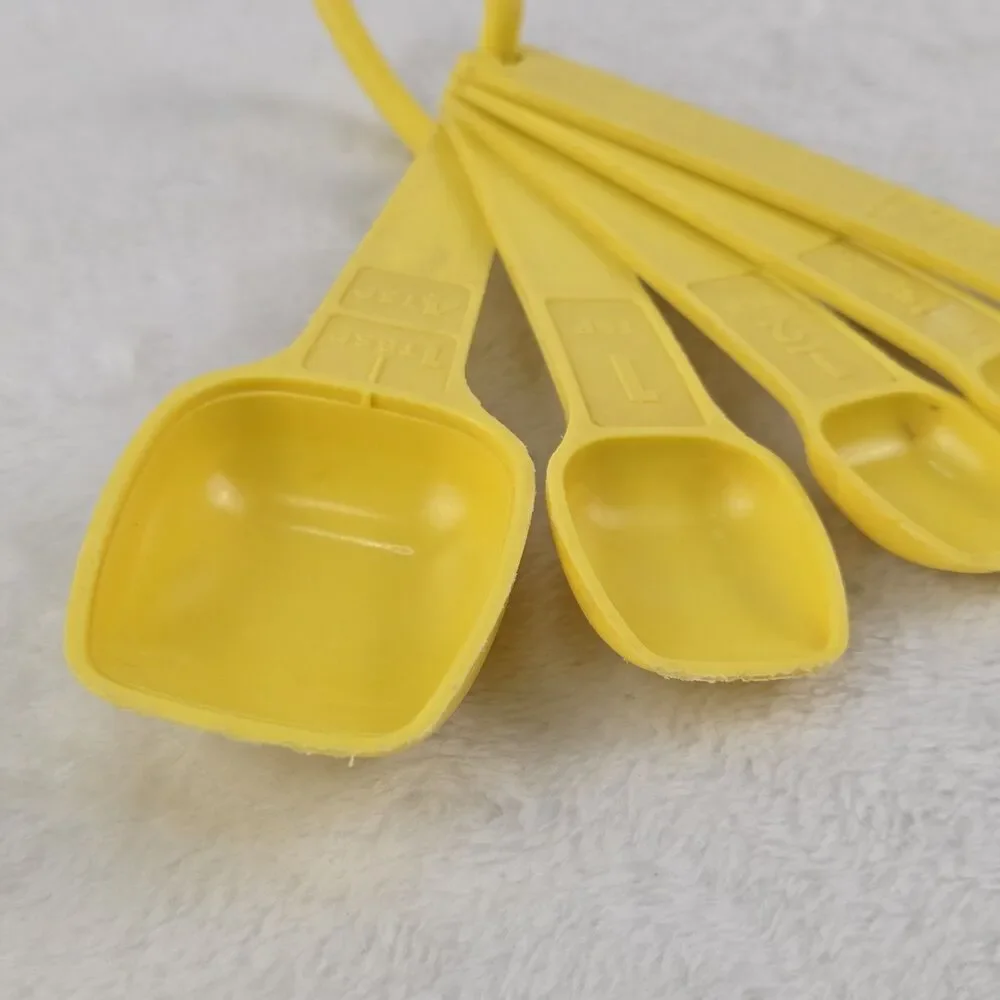 Tupperware Set of 5 Nesting Measuring Spoons Yellow with D-Ring Vintage